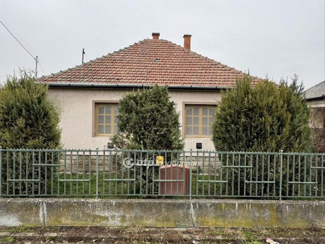 Eladó családi ház, Poroszlón 42 M Ft, 3+1 szobás