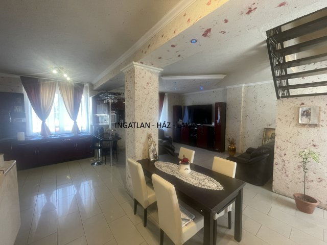 Eladó családi ház, Gödöllőn 174.9 M Ft, 9 szobás