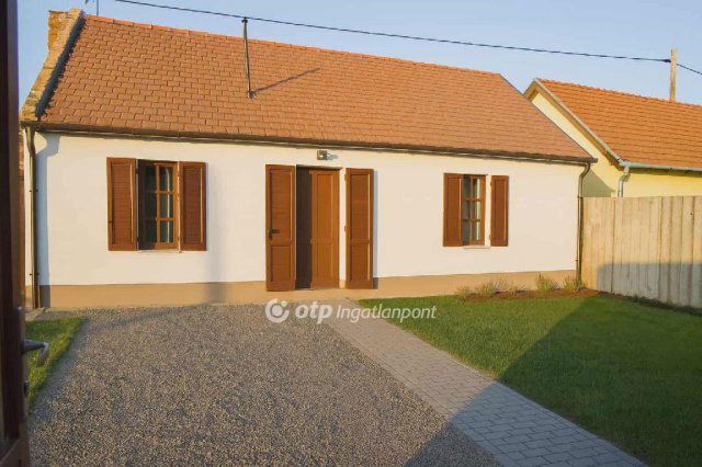 Eladó családi ház, Gyöngyösön 6.2 M Ft, 2 szobás