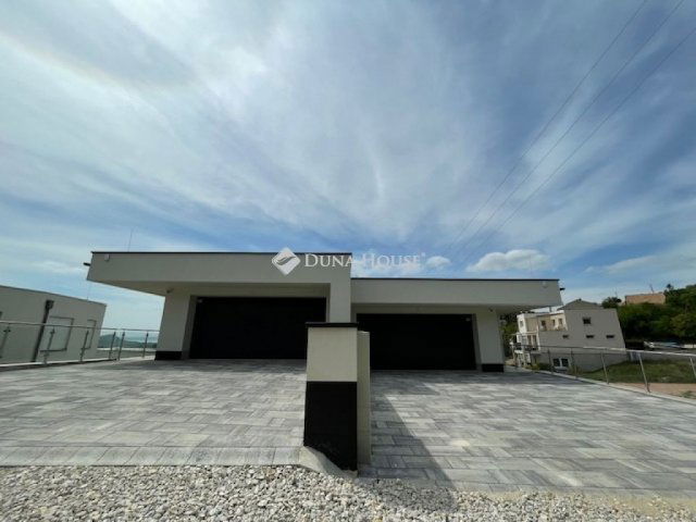 Eladó ikerház, Balatonfüreden 249.9 M Ft, 4 szobás