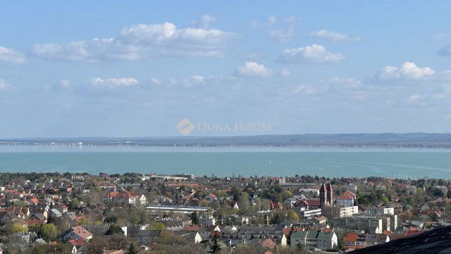Eladó nyaraló, Balatonfüreden 420 M Ft, 4 szobás