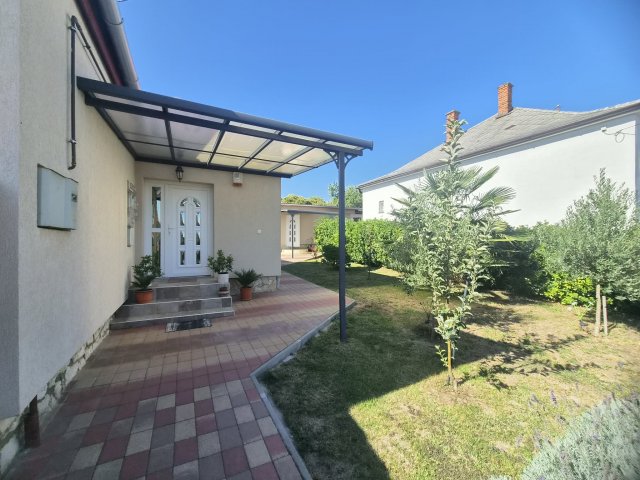 Eladó családi ház, Pécsett, Cinka Panna utcában 139 M Ft