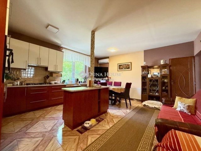 Eladó családi ház, Kecskeméten 149.9 M Ft, 9 szobás