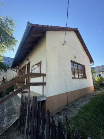 Eladó családi ház, Majson 7.9 M Ft, 1 szobás