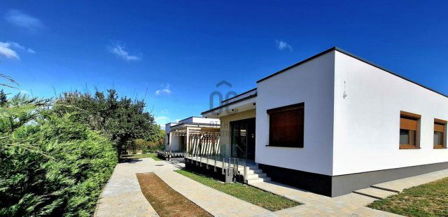 Eladó családi ház, Pécsett 118.99 M Ft, 3 szobás