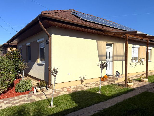 Eladó családi ház, Ebesen 129.9 M Ft, 1+4 szobás