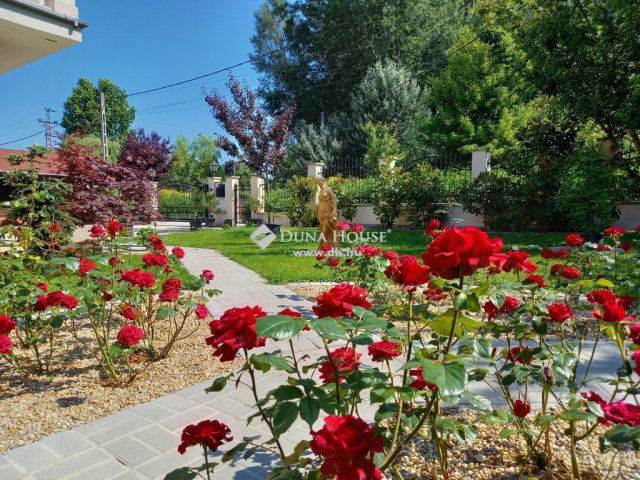 Eladó családi ház, Szadán 350 M Ft, 8 szobás