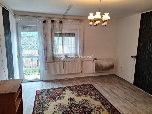 Eladó családi ház, Ászáron 59.5 M Ft, 8 szobás