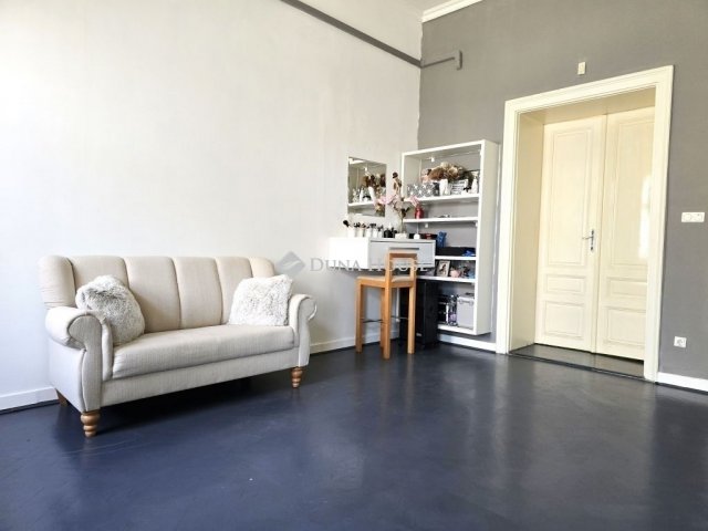 Eladó téglalakás, Pécsett 87.9 M Ft, 4 szobás