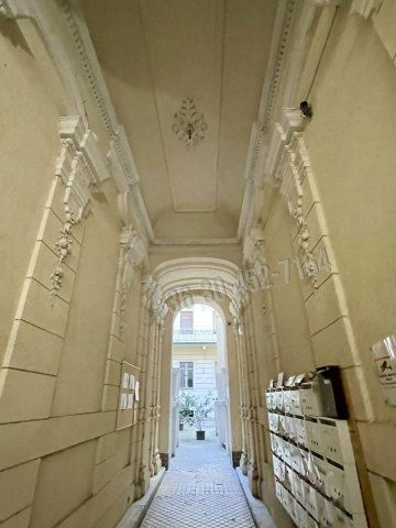 Eladó téglalakás, Budapesten, VI. kerületben 61 M Ft, 1 szobás