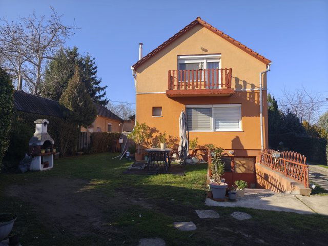 Eladó családi ház, Komáromban 68 M Ft, 4 szobás