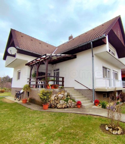Eladó családi ház, Balatonszárszón 185 M Ft, 7 szobás