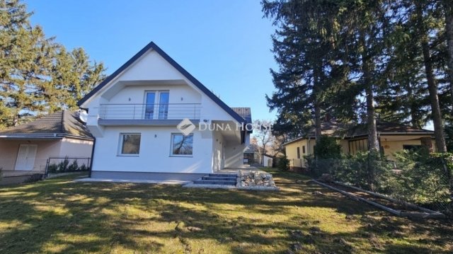 Eladó családi ház, Siófokon 259.9 M Ft, 9 szobás