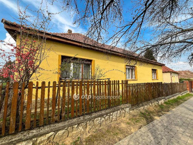 Eladó családi ház, Pápateszéren 19.8 M Ft, 4 szobás