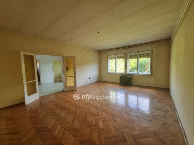 Eladó családi ház, Pápán 49.9 M Ft, 3+4 szobás