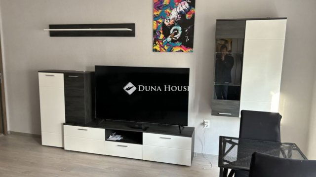 Eladó téglalakás, Balatonalmádiban 99 M Ft, 3 szobás