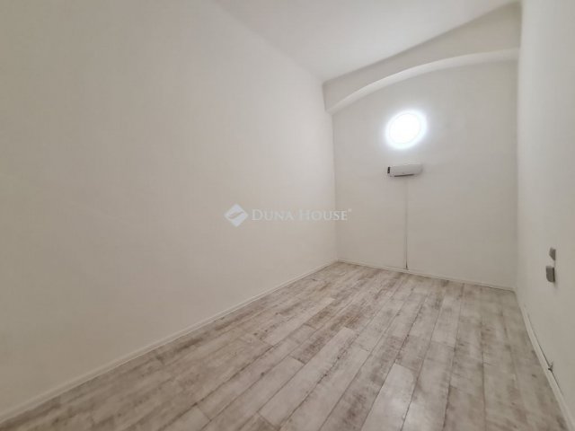 Eladó téglalakás, Budapesten, VIII. kerületben 32.9 M Ft