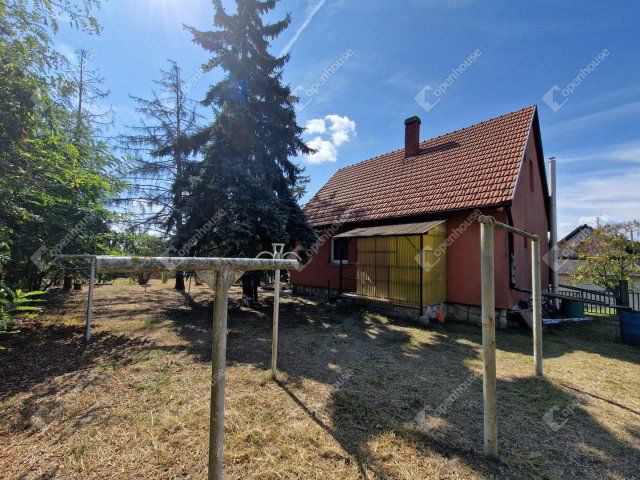 Eladó családi ház, Komáromban 56.9 M Ft, 4 szobás