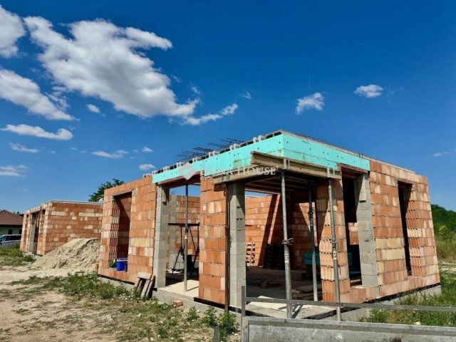 Eladó téglalakás, Velencén 104.9 M Ft, 5 szobás