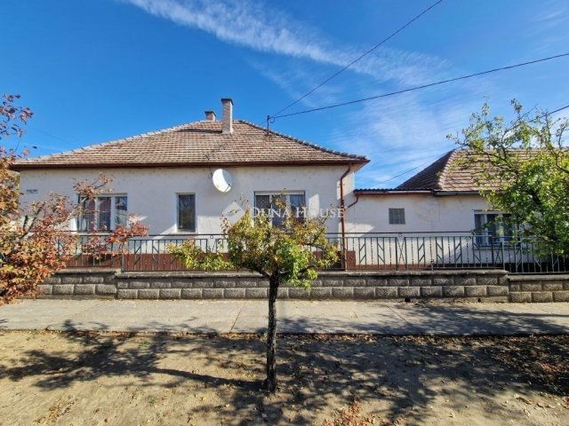 Eladó családi ház, Baján 54.99 M Ft, 4 szobás