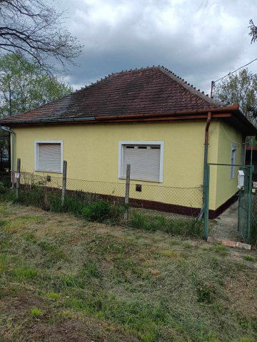 Eladó családi ház, Versegen 25 M Ft, 3 szobás
