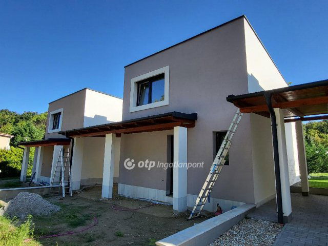 Eladó családi ház, Balatonföldváron 106 M Ft, 4 szobás