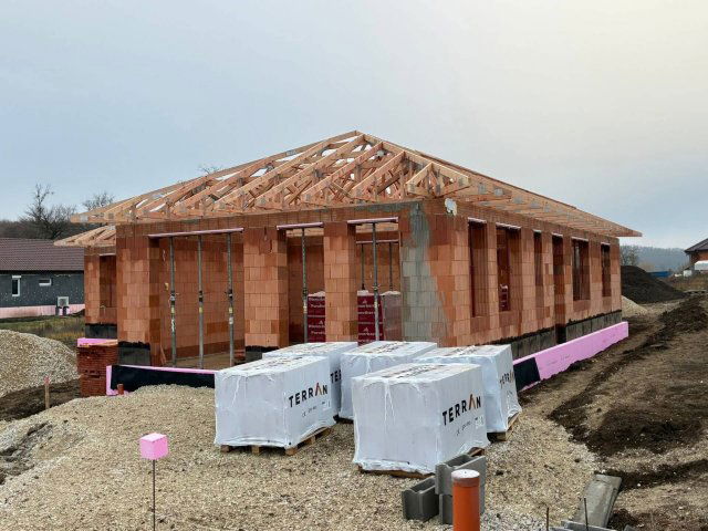 Eladó ikerház, Tarjánon 89.9 M Ft, 4 szobás