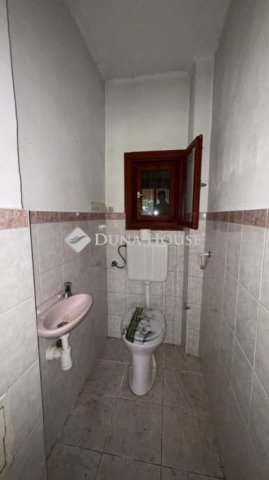 Eladó családi ház, Esztergomban 61.9 M Ft, 3 szobás