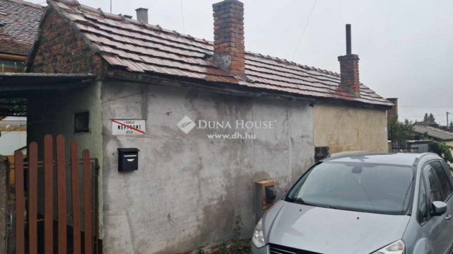 Eladó családi ház, Pécsett 7.9 M Ft, 1 szobás