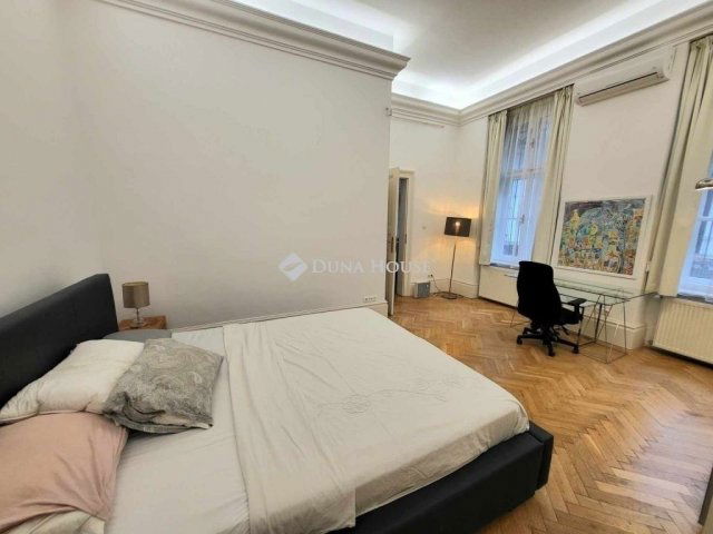 Eladó téglalakás, Budapesten, VI. kerületben 160 M Ft, 3 szobás