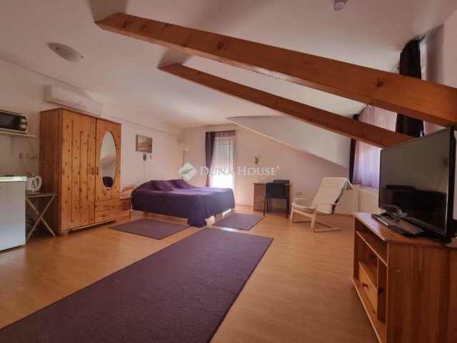 Eladó családi ház, Pécsett 269 M Ft, 12 szobás