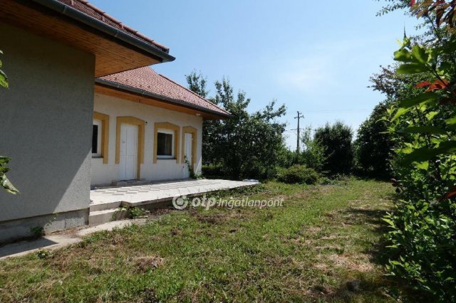 Eladó nyaraló, Abádszalókban 49.9 M Ft, 4+3 szobás