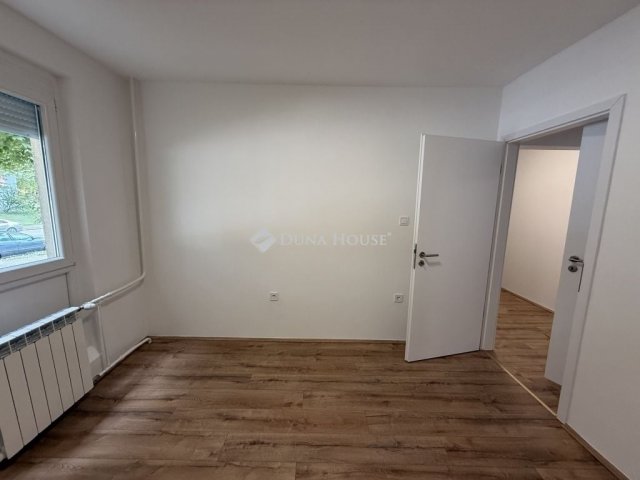 Eladó panellakás, Pécsett 53.9 M Ft, 3 szobás