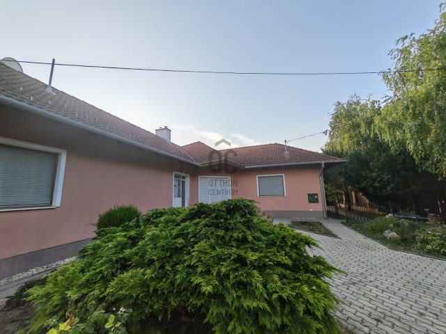 Eladó családi ház, Ádándon 79.9 M Ft, 3 szobás