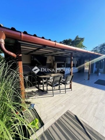 Eladó családi ház, Pécsett 129.9 M Ft, 6 szobás