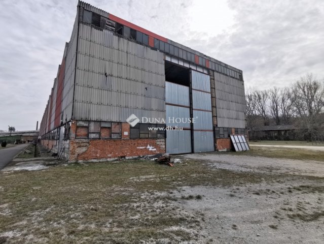 Eladó ipari ingatlan, Nyergesújfaluban 800 M Ft