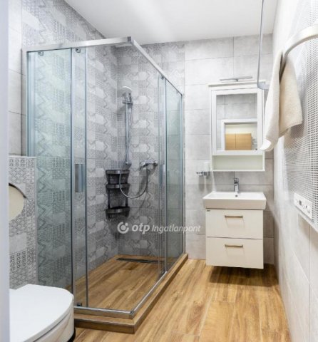 Eladó téglalakás, Balatonkenesén 135 M Ft, 3 szobás