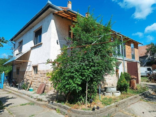 Eladó családi ház, Szokolyán 89.9 M Ft, 7 szobás