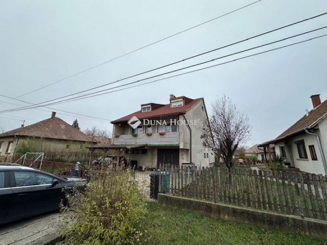 Eladó családi ház, Sárbogárdon 59.9 M Ft, 6 szobás