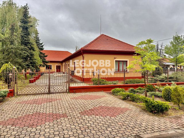 Eladó hotel, Nyársapáton 200 M Ft, 11+1 szobás