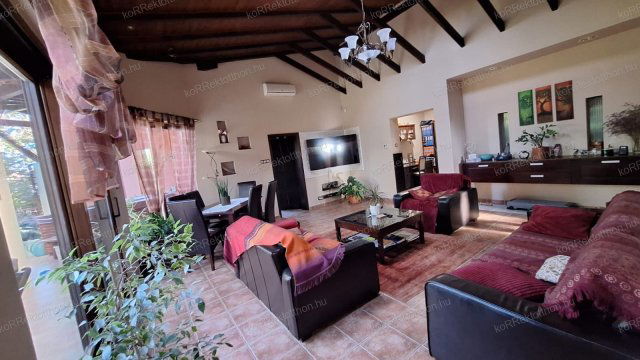 Eladó családi ház, Jászberényben 149.99 M Ft, 4 szobás