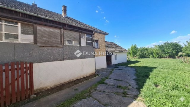 Eladó családi ház, Dányon 48 M Ft, 4 szobás