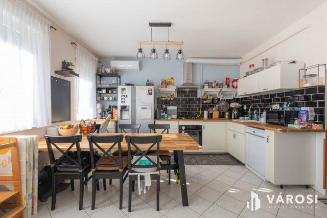 Eladó téglalakás, Szegeden 99.9 M Ft, 4 szobás