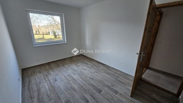 Eladó családi ház, Siófokon 259.9 M Ft, 9 szobás
