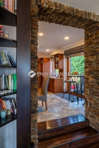 Eladó családi ház, Pécsett 460 M Ft, 8 szobás
