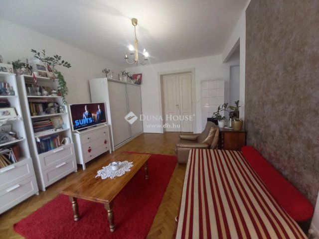 Eladó téglalakás, Pécsett 67 M Ft, 4 szobás