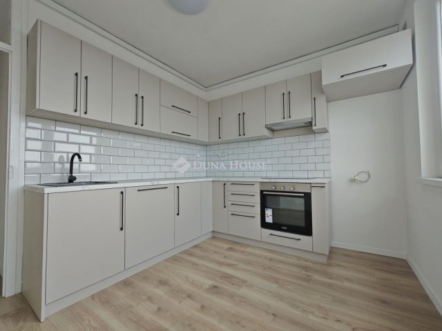 Eladó panellakás, Debrecenben 63.49 M Ft, 3 szobás