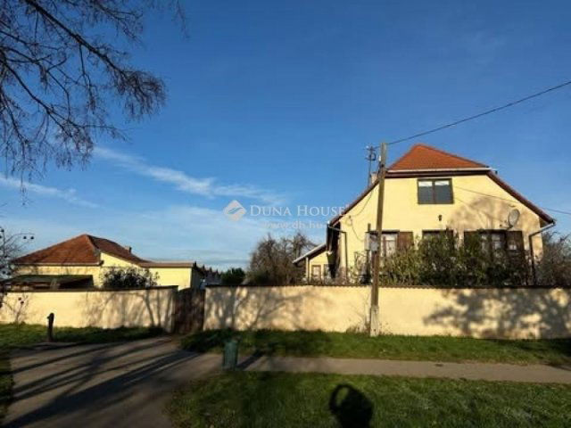 Eladó családi ház, Pécsett 250 M Ft, 4 szobás