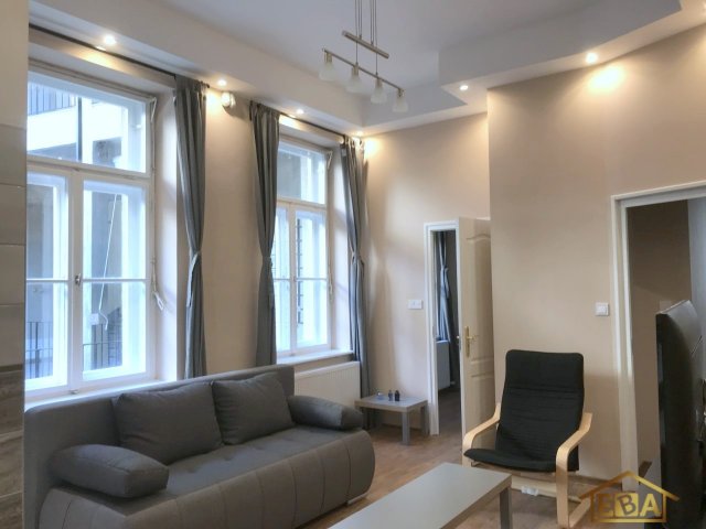 Kiadó téglalakás, albérlet, V. kerületben, Váci utcában