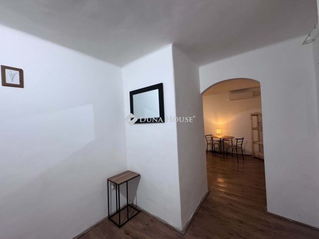 Eladó téglalakás, Pécsett 37.5 M Ft, 2 szobás